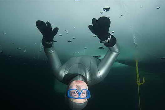 23名潜水者参加世界冰下潜水竞赛(组图)-比赛