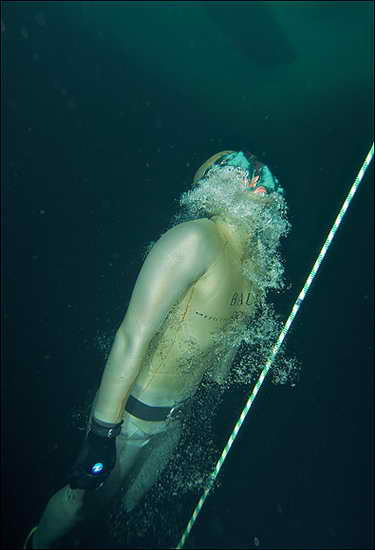 23名潜水者参加世界冰下潜水竞赛(组图)-比赛