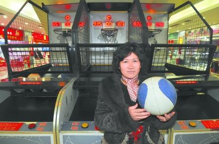 53岁妇女5分钟进篮370个 自称赛得过姚明(图)