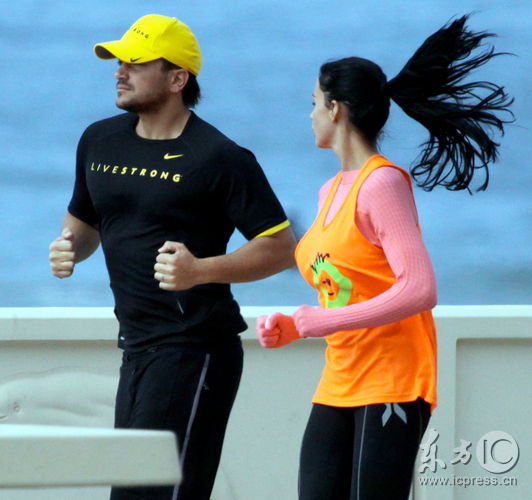 乔丹夫妇跑步太猛 安德鲁准备不足腿抽筋(图)-