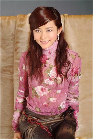 追忆已故演员李钰生前写真(组图)-李钰,卷发,写