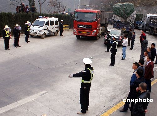 组图:四川广元发生交通事故 大量进川车辆停滞