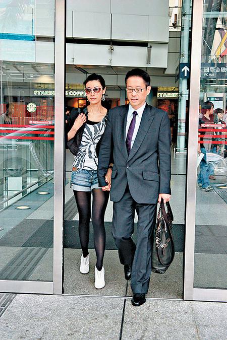 与丈夫许晋亨购物被拍,惹李嘉欣不满