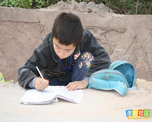 留守儿童公路当课桌做作业 认真劲感动网友(图