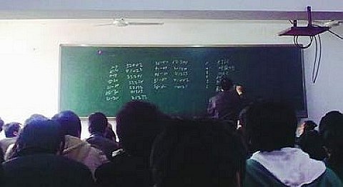 西安老师参与全国计算机考试作弊 黑板上写答