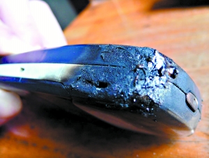 山寨手机爆炸 男子腰部着火被炸下摩托车(组图