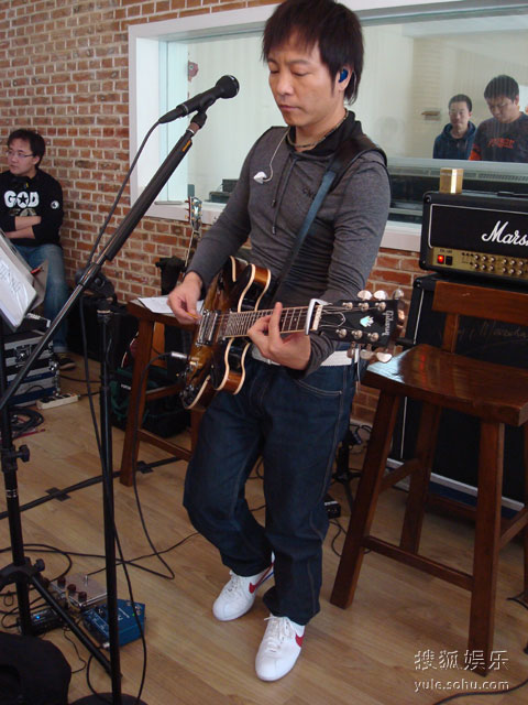 许巍个唱邀朴树出山 心情大好向纵贯线索票-