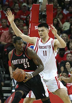 姚明受困绕前仍取13篮板 火箭力取开拓者2比1