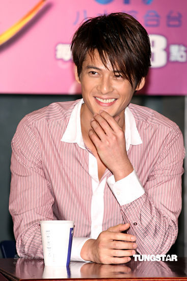 组图:郭品超见面会秀日文 发音不标准尴尬冷场