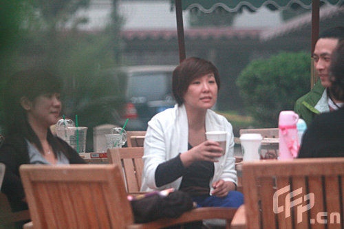 <em>李静</em>约好友喝下午茶 <em>女儿</em>吃冰淇淋安静等待(图