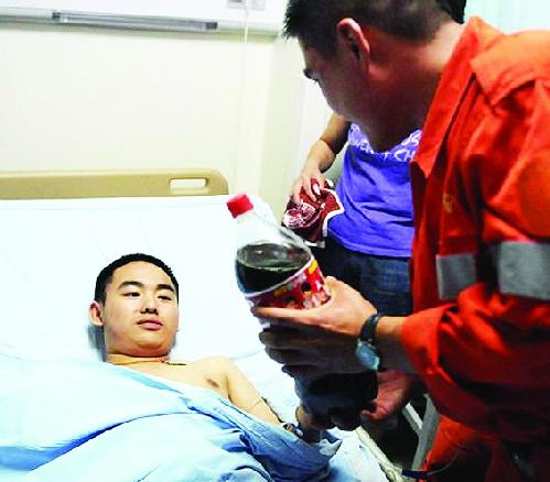 可乐男孩单手打篮球 长胖40斤身手不如从前(图