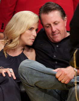 米克尔森观看火箭湖人季后赛 与娇妻热吻秀恩