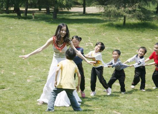 黄圣依谈参观孤儿院:一声妈妈记心里-黄圣依