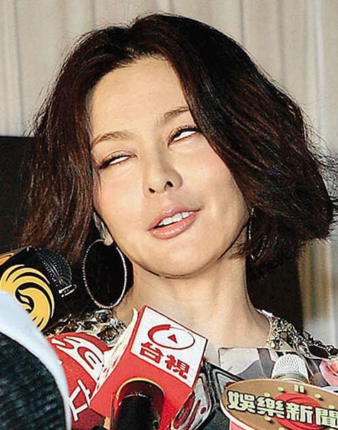 美女也雷人 关之琳被问绯闻大翻白眼-关之琳,翻