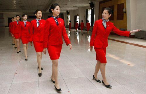 答:国内的培训学校有newface模特学校,可以查查看空乘专业的培训课程