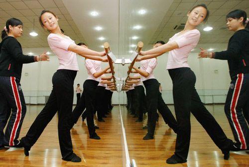 空姐是怎样练成的(组图)-空姐,组图,礼仪规范,形