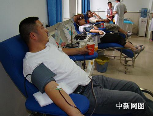 公交车燃烧事件救援血浆告急 民众纷纷献血(图