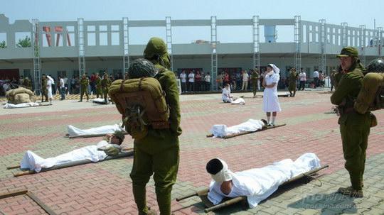 潘长江郭达出演冯小宁《追击阿多丸号》(组图