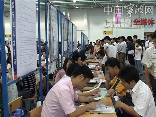 企业招聘会_助学子就业,促民企发展 2016年长沙市民营企业招聘周暨民营企业进校园活动在我校举行(3)