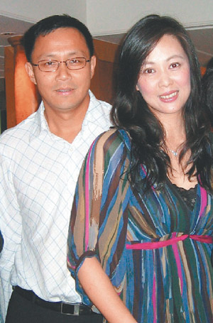 王馨平帮周慧敏甩开狗仔队 闪光灯闪花眼(图)-