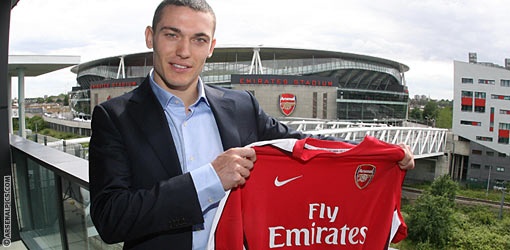 官方宣布首援加盟 1000万签下阿贾克斯队长-阿