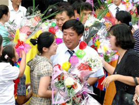 朝鲜男足凯旋享受英雄般欢迎 国家领导亲赴机