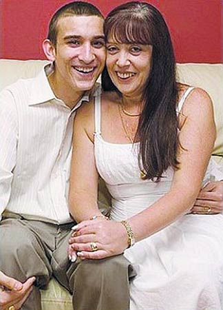 <em>祖母</em>与<em>儿子</em>19岁好友结婚(图)-玛丽琳,脊柱侧凸