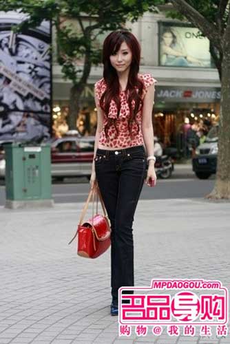 抓拍上海雨后街头潮人装扮[组图]-t恤,马夹,女生