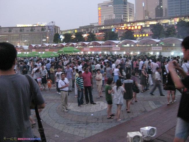 中国宁波网7月26日讯 昨日,在凉爽的天气中,2009宁波购物节开幕了。今年的购物节宁波市民不但可以在家门口买到香港珠宝,更能一饱口福,吃到风味独特的台湾小吃,丰富多彩的活动吸引着不少市民去凑热闹。 网友xffzj1234昨天晚饭后就去天一广场逛了逛。广场上正在举办台湾风情展,密密麻麻的都是人。也难怪,难得那么好的天气,被高温憋坏了的市民当然要趁此机会放风了,更何况美食诱人啊! 不过,在xffzj1234拍的照片上可以看到,天一广场一改往常的干净清爽,变得脏兮兮的了。小编也在此提