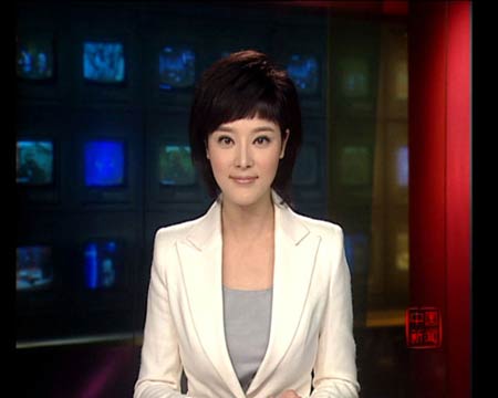 发型都很时尚,和以往主播造型有所不同的胡蝶为