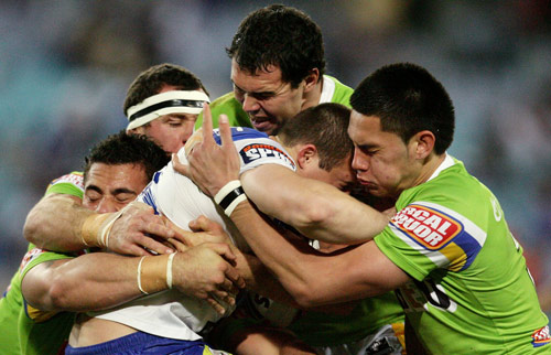 本周十佳图:怒浪滔天惊魂对抗 谁能拥抱世界(图