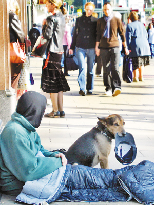 英国白领兼职当乞丐一夜赚200英镑(图)-朝九晚