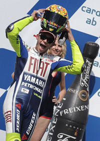 MotoGP捷克站罗西夺冠 洛伦佐连续退赛向车队