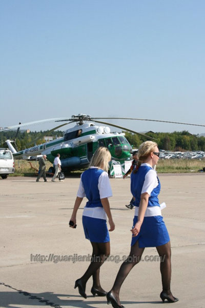 实拍俄罗斯航展上的美女(组图)