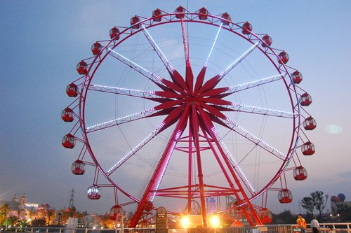 上海欢乐谷遇雷暴急关露天项目 游客欲退票遭