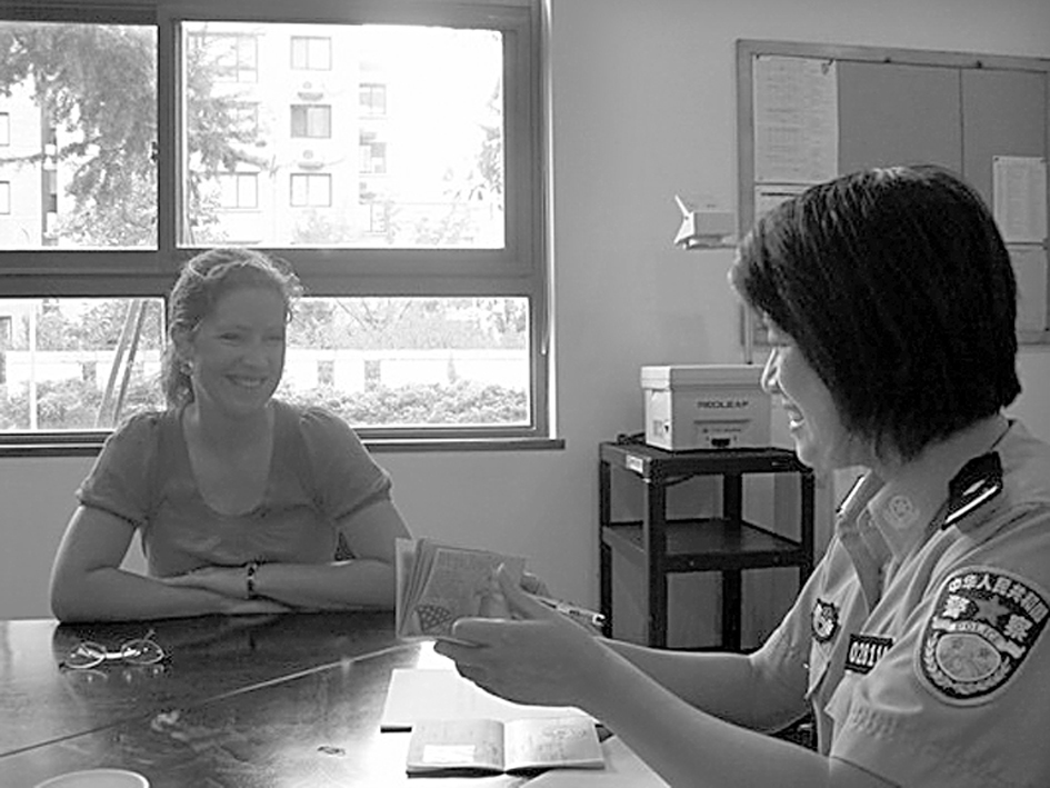 民警上门为外籍教师上门办理居留许可证-居留