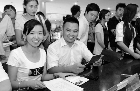 一对又一对新人,挑选今天走进婚姻-婚姻登记处