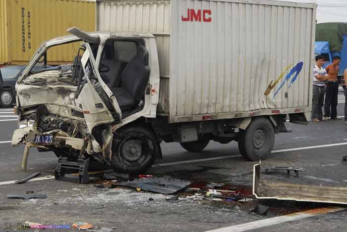 网友直击:慈溪中横线惨烈车祸