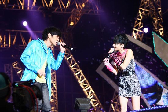 古巨基黄贯中携百事群音乐队激情开唱