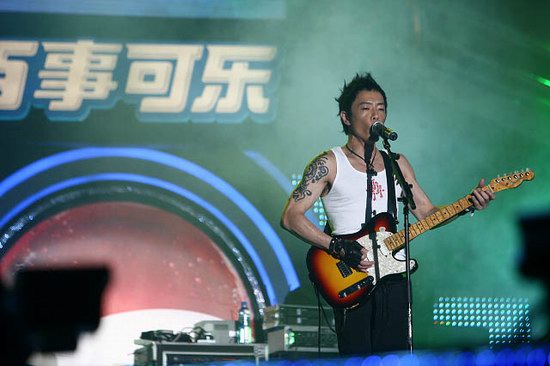 古巨基黄贯中携百事群音乐队激情开唱