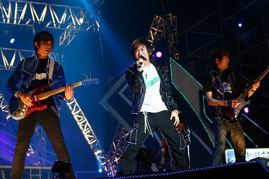 古巨基黄贯中携百事群音乐队激情开唱