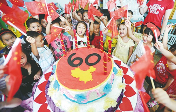 制作生日蛋糕模型给祖国妈妈过生日