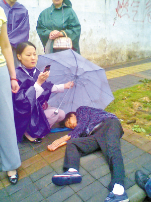 讲述了一件发生在宁波街头的感人故事——   听说南京一位老人倒地