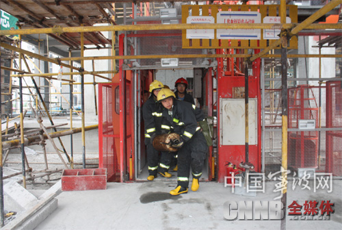 在建工地乙炔瓶着火 消防官兵抢出“定时炸弹”--中国宁波网-新闻中心