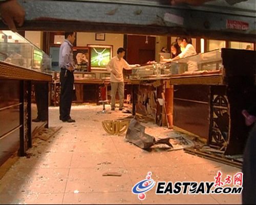 车主酒后驾车撞入金店 大量黄金散落-撞飞,酒后