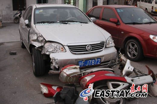 车主酒后驾车撞入金店 大量黄金散落-撞飞,酒后