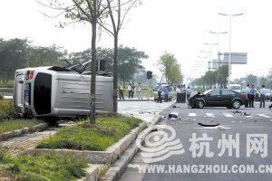 海宁杭州湾大道2车相撞5死3伤 乘客想让司机开