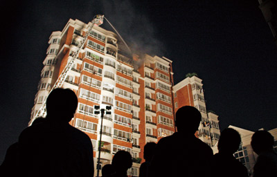 杭州豪宅起火烧成空壳 户主保险箱内现金全烧