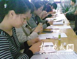 江苏美女模特应征世博女兵 自称英语口语没问