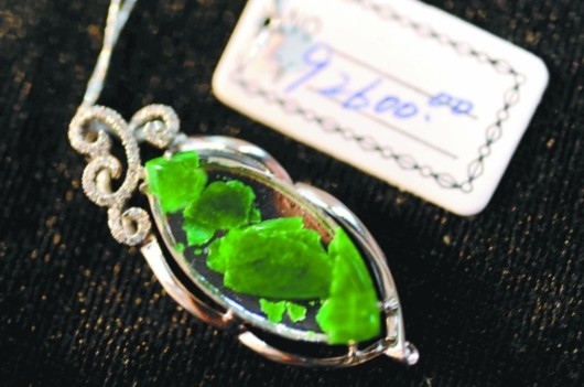 杭州上演疯狂的石头 捏碎9万元翡翠赔800元